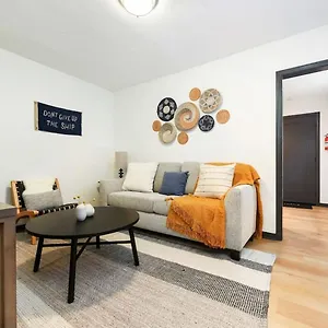 Apartment Hostwise - Pet Friendly Butler St Apt, Ground Floor With Private Entrance, Pittsburgh
